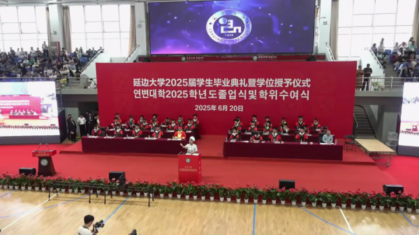 信达配资 听哭！食堂阿姨毕业典礼上脱稿发言，“无论多忙都要好好吃饭”